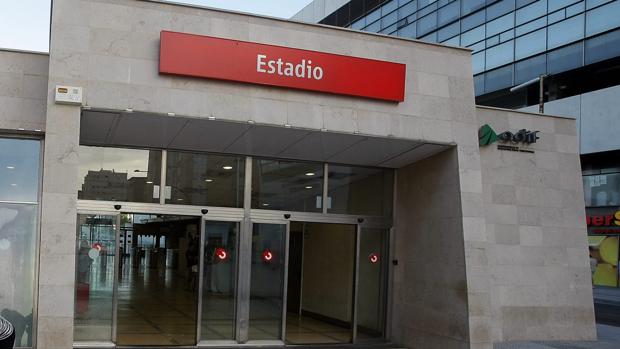 La Policía evita que una mujer sea arrollada por el tren en dos ocasiones