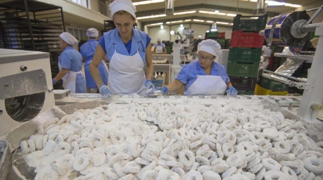 Unas trabajadoras de Estepa elaboran mantecados y polvorones de forma artesanal