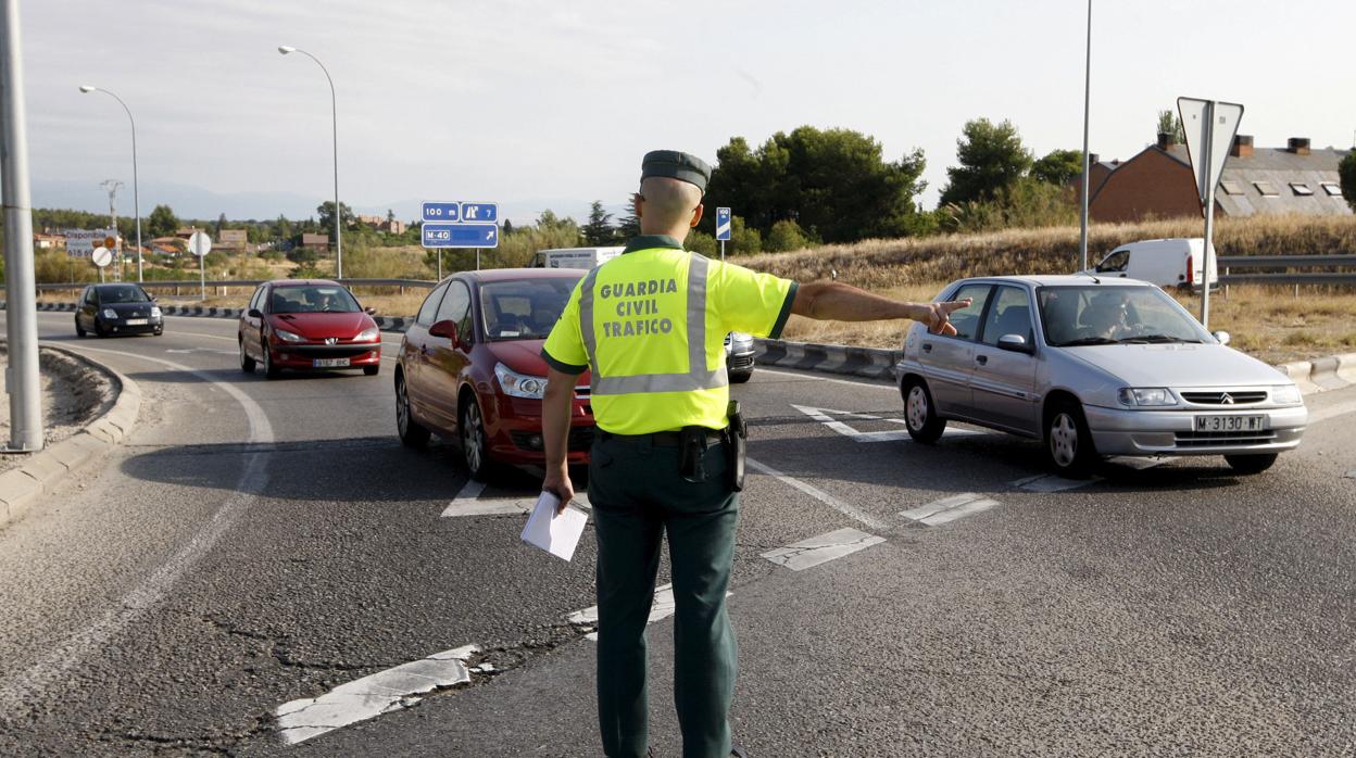 La Guardia Civil vigila el trafico en las carreteras españolas.