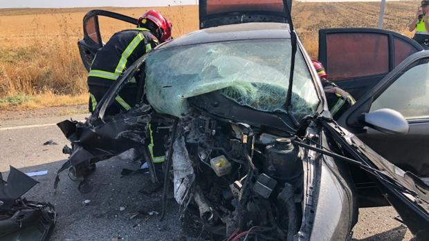 Un vehículo se sale de la carretera e impacta con un muro de piedra dejando un muerto y un herido grave