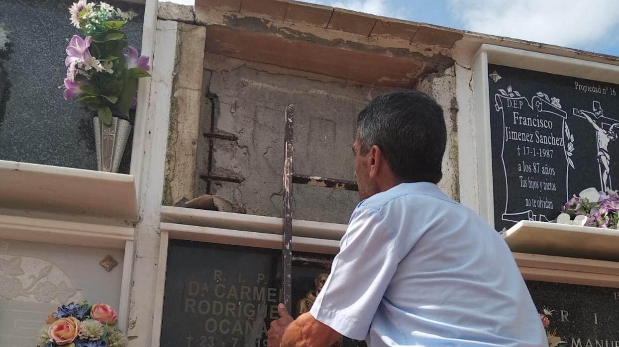 Antonio Moreno, enterrador en Brenes, este lunes intentaba con su trabajo que todo volviera a la normalidad en el cementerio de Brenes