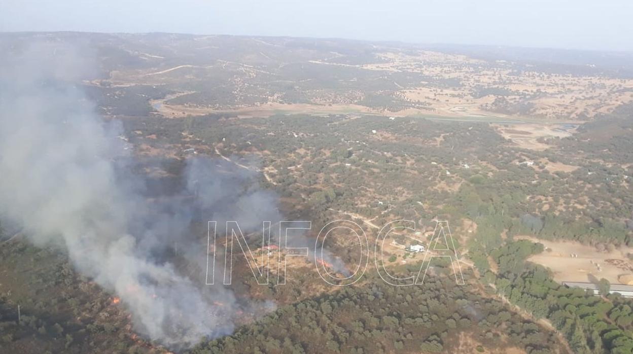 El incendio se declaró en la tarde de este domingo en el paraje Sierra Blanca