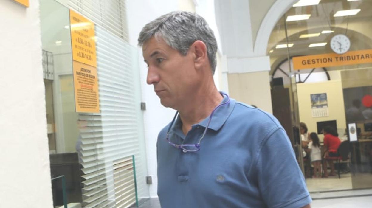 El portavoz de Ciudadanos en Cádiz, Juan Manuel Pérez Dorao, presentando la moción