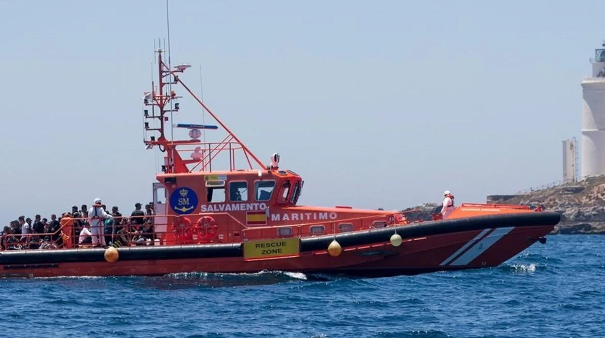 Salvamento rescata a 38 inmigrantes a bordo de tres pateras cerca de Tarifa
