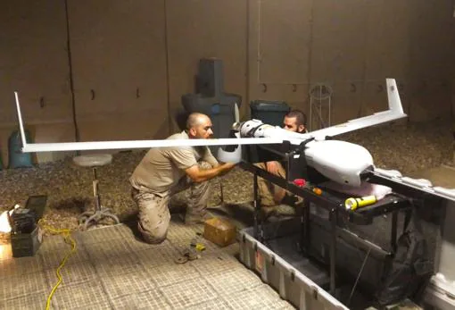 Dos militares de la Undécima revistan el dron.