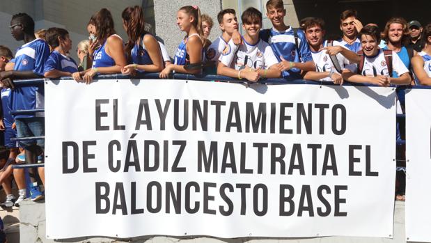 El deporte base estalla contra el Ayuntamiento de Cádiz