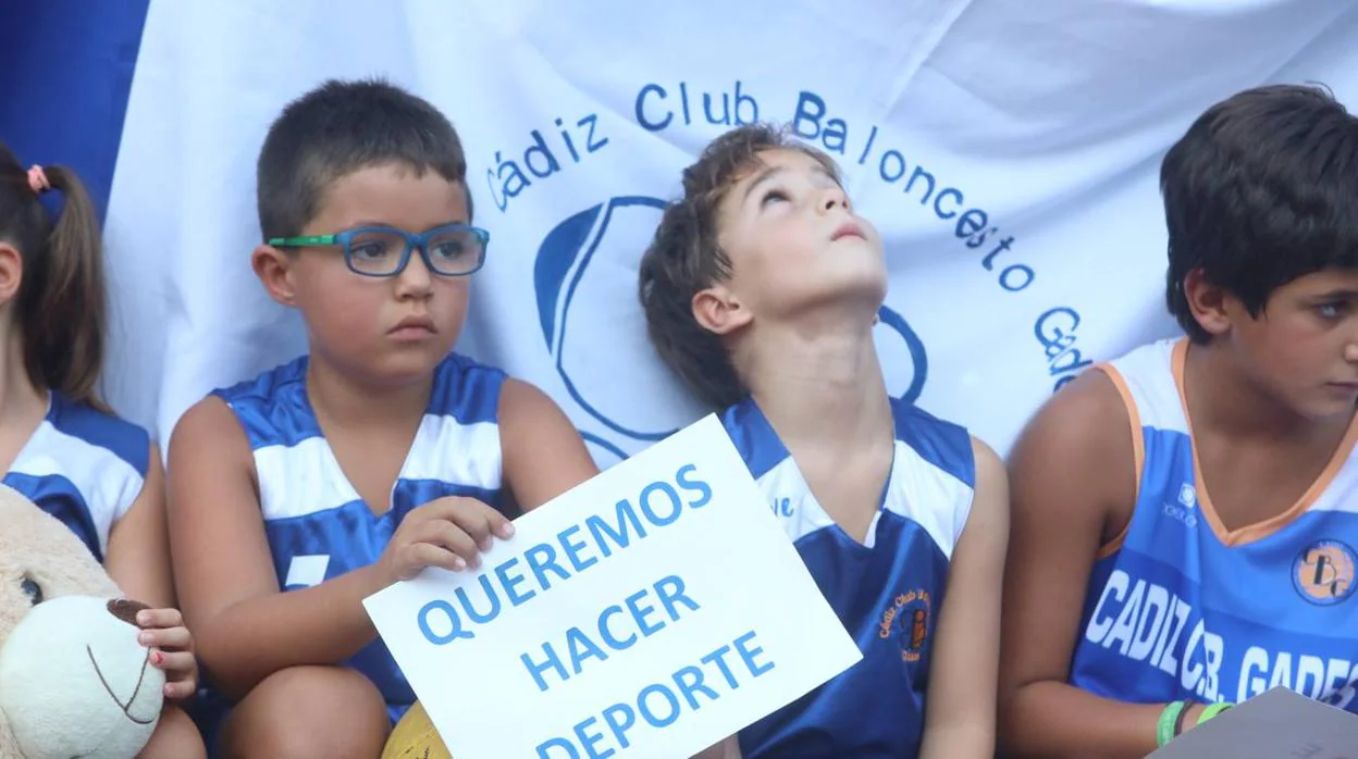 Cientos de niños se manifestaron a las puertas del Ciudad de Cádiz.