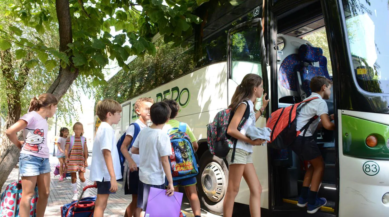 El Ayuntamiento ofrece clases de inglés y transporte escolar para todos los niños de Tomares