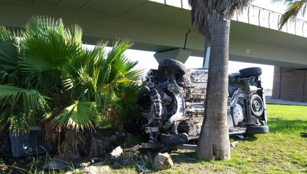 Aparatoso accidente de tráfico bajo el Puente Carranza