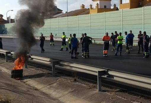 Los trabajadora han cortado la autovía y quemado neumáticos