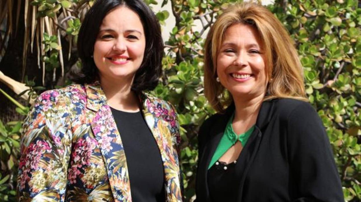 La presidenta del PP de Sevilla, Virginia Pérez, junto a la candidata de Espartinas, María Helena Romero (derecha)