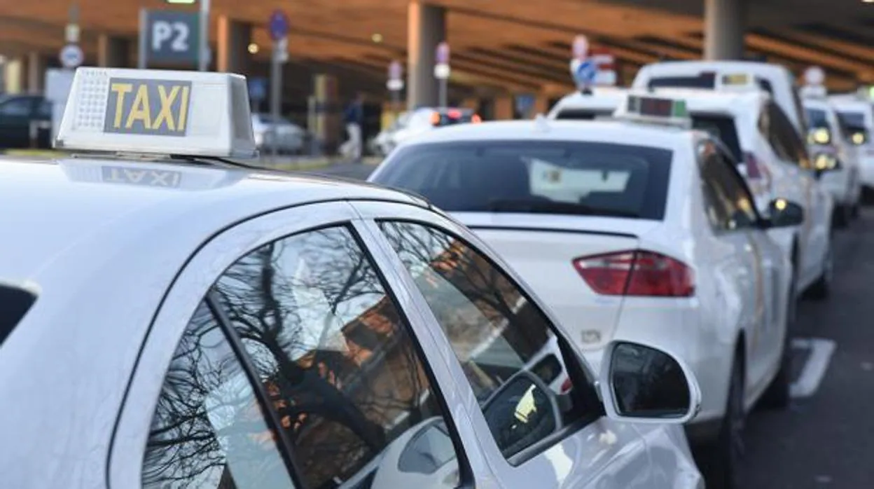 La Policía Local de Utrera denuncia a dos taxis «piratas» tras las quejas de los profesionales del gremio