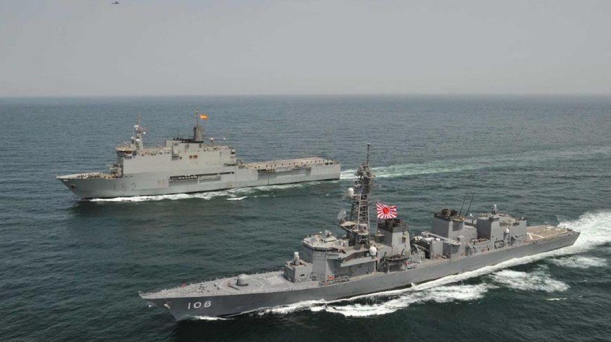 EUNAVFOR 'Atalanta' y la 'Combined Maritime Force' colaboran en el océano Índico.
