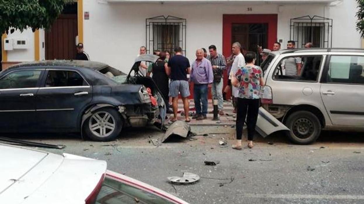 Una explosión de una traca de cohetes en Cantillana provocó daños en cinco coches y en casas
