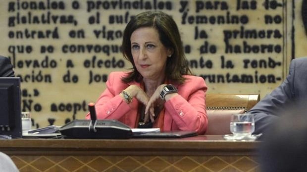 Robles garantiza que el Gobierno no dejará «en la estacada» a Navantia