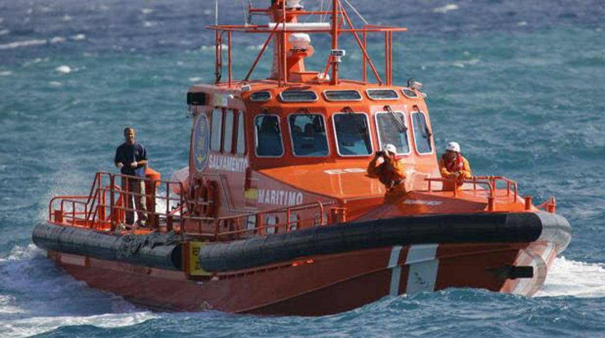 Rescatados 62 inmigrantes en una patera en el Estrecho de Gibraltar