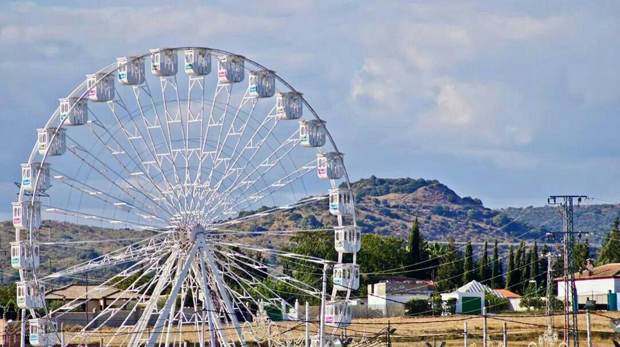 La noria, una de las grandes atracciones de la feria de Villaverde del Río en una imagen de 2014