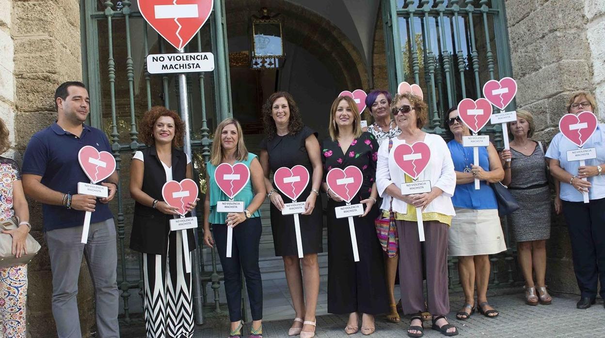 La presentación de la inicitiva pública a la puerta de la Diputación de Cádiz.