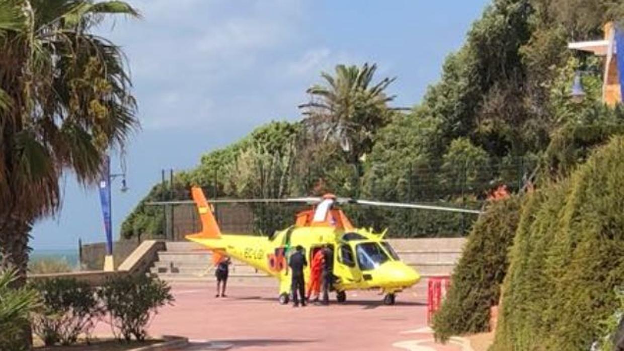 El helicóptero del 061 ha aterrizado ante multitud de personas que se encontraban en las inmediaciones de La Barrosa