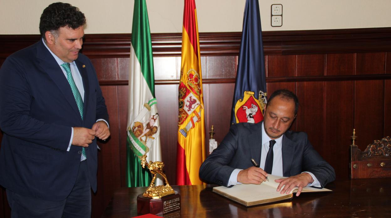 Gómez de Celis se ha reunido con el alcalde de Morón de Frontera, Juan Manuel Rodríguez