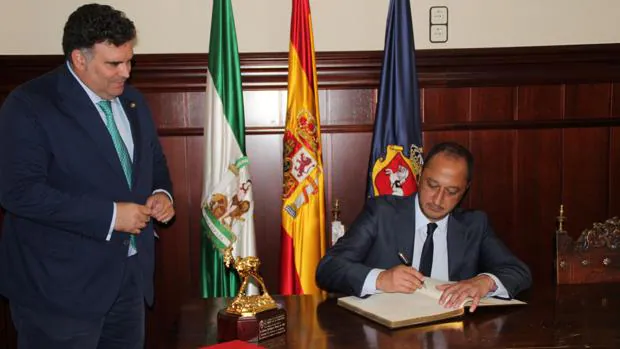 El Delegado del Gobierno se reunirá con los ayuntamientos de Sevilla con problemas de endeudamiento