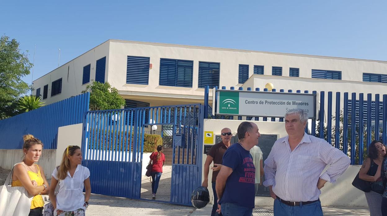 Momento de la concentración de los trabajadores del centro de menores Santa Teresa de Marchena