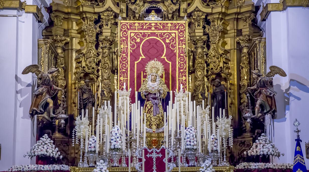 María Santísima de los Dolores, iluminada por 75 candelabros para su Triduo