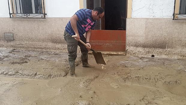 «El pueblo está lleno de lodo»