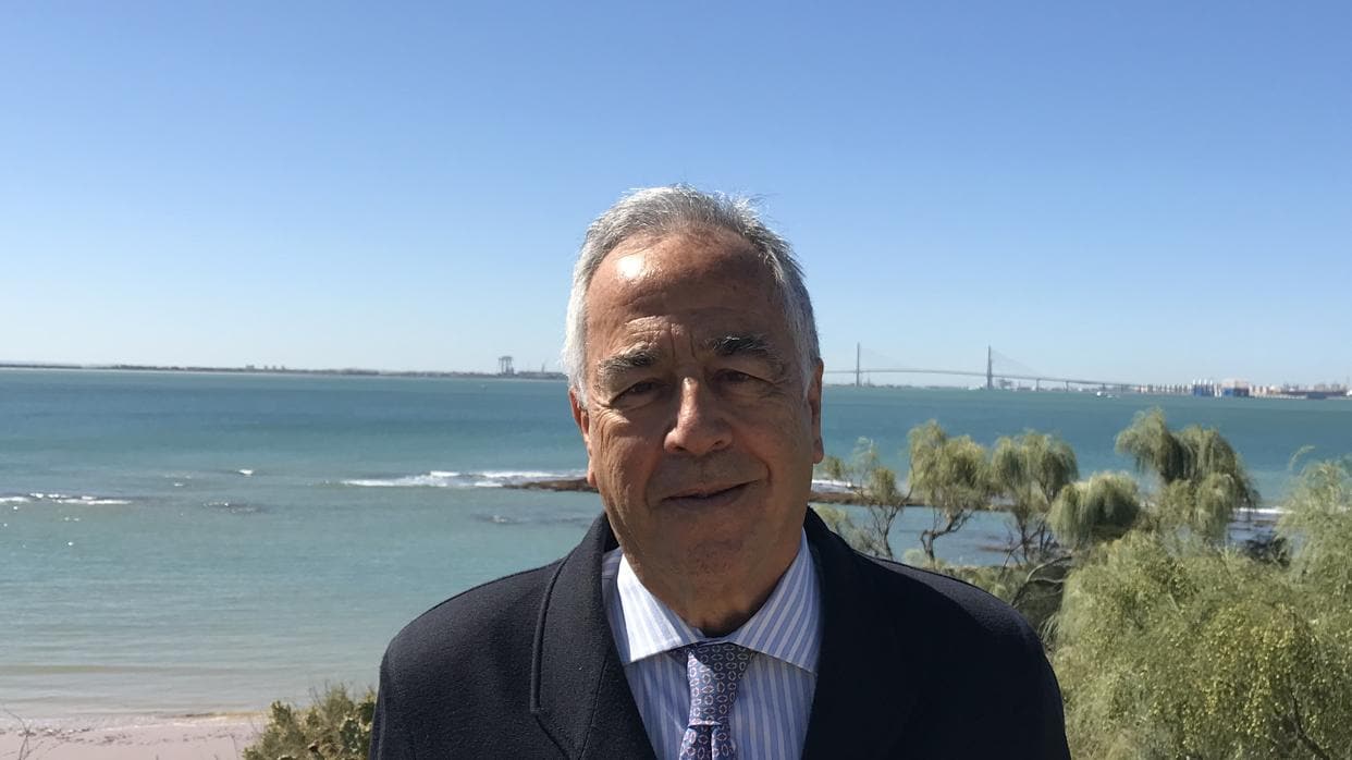 Gregorio Gómez Pina, con el segundo puente sobre la Bahía de Cádiz de fondo