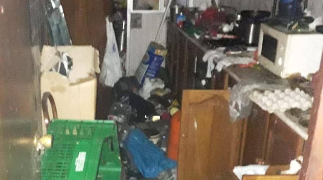 En una de las viviendas llegaron a sacar tres cubas de basura de su interior