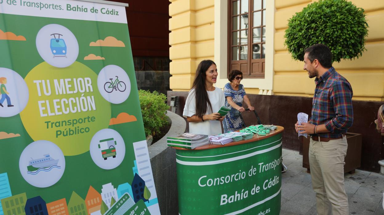 El delegado José Manuel Vera en el stand por la Semana de la Movilidad.