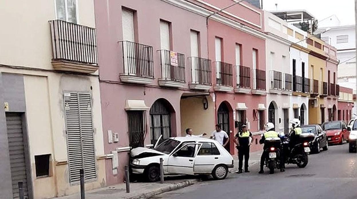 El conductor perdió el control de su vehículo e impactó contra la planta baja de una vivienda