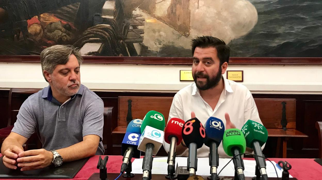 El portavoz del PSOE, Fran González, junto al concejal socialista Óscar Torres.