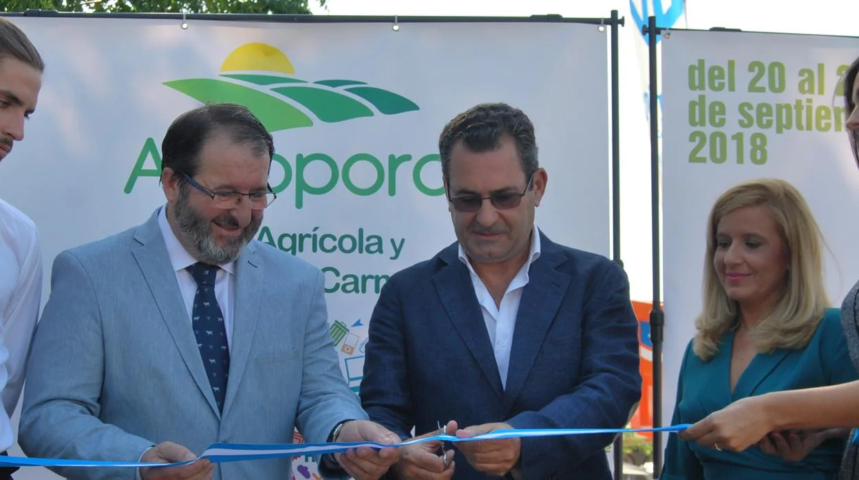 El alcalde de Carmona en la inauguración del evento que se extenderá hasta el domingo