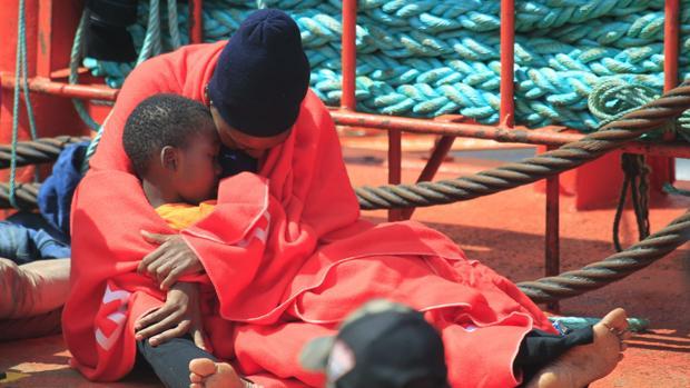 Trasladan a Algeciras a 83 personas rescatadas de cuatro pateras