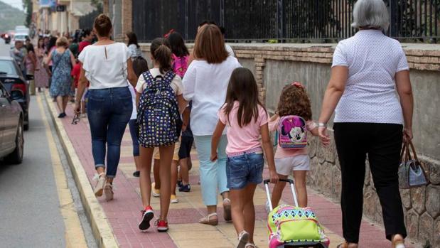 El PSOE propone un reglamento para garantizar el buen estado de los colegios