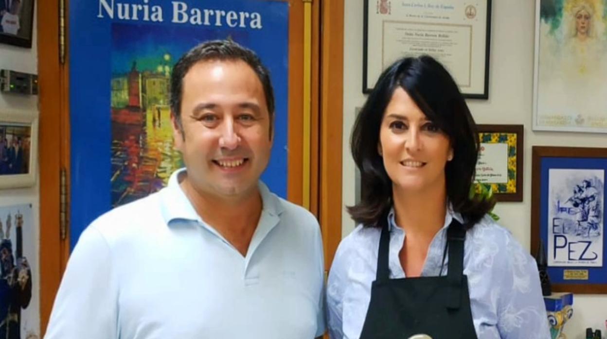 El alcalde de Mairena, Ricardo Sánchez, con la pintora Nuria Barrera