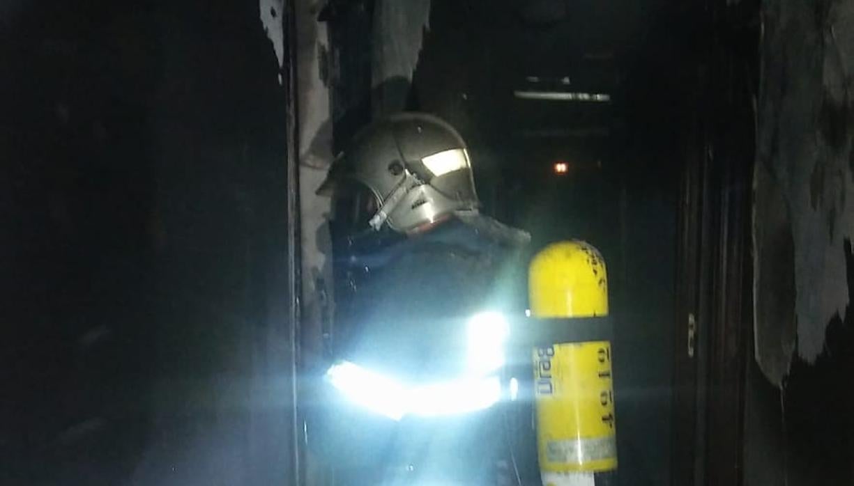 Un bombero en el interior del centro de menores