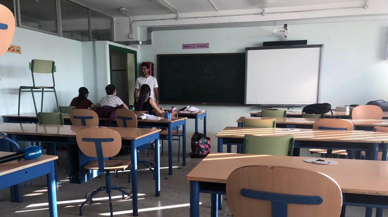 Una de las aulas del IES Bajo Guadalquivir prácticamente vacía de alumnos en la jornada del viernes