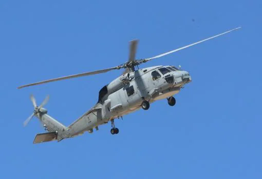 Uno de los helicópteros de la Décima sobrevolando la Base Naval de Rota.