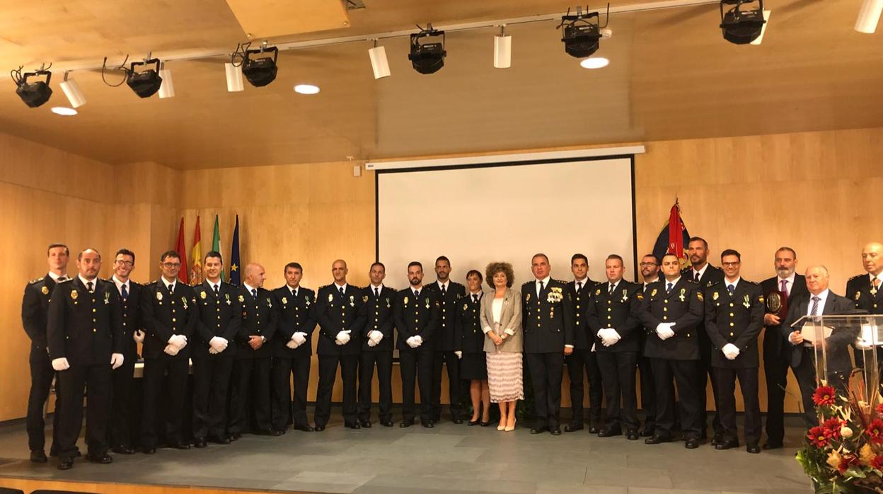 Los condecorados al finalizar el acto en el Centro Cultural La Almona