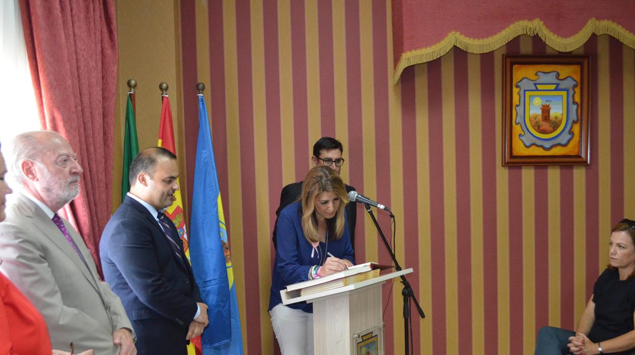 Susana Díaz firmando en el libro de honor del nuevo municipio de El Palmar de Troya