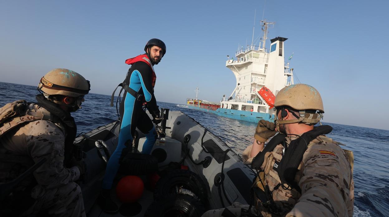 «Somos un barco de la Unión Europea, ¿autoriza que le visitemos?»