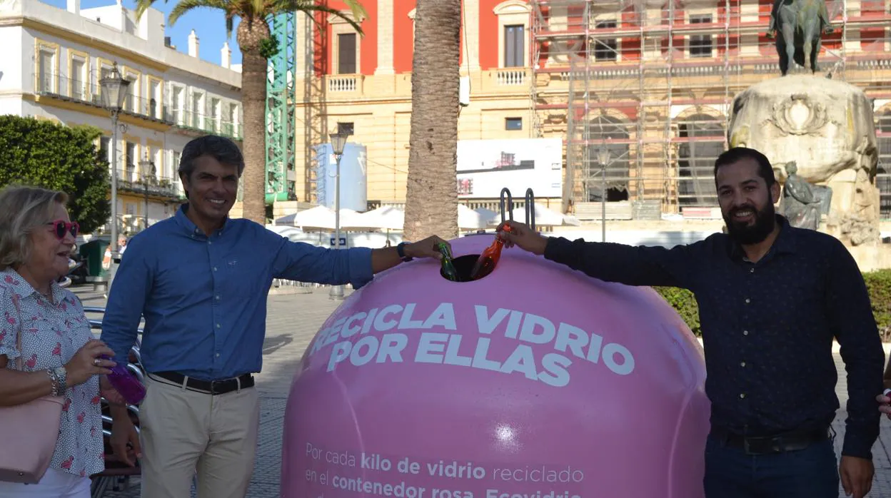 San Fernando se suma con dos iglús rosa a la campaña &#039;Recicla vidrio por ellas&#039;