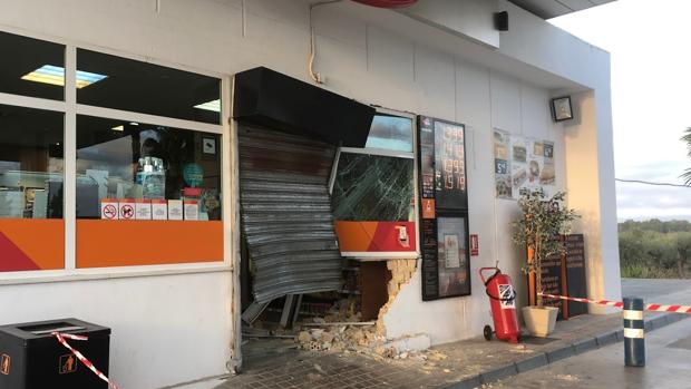 Alunizan un todoterreno en una gasolinera de la A-92 buscando jamones que no había en su interior