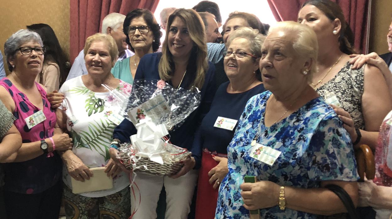 Las abuelas de El Palmar junto con la presidenta de la Junta Susana Díaz