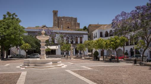 Plaza con imagne a la Iglesia Colegial