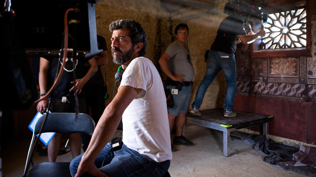 Alberto Rodríguez, en un momento del rodaje de «La Peste»