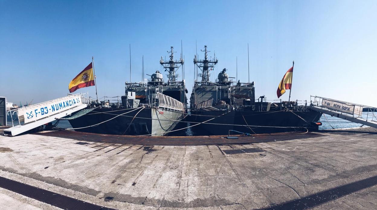 Imagen de ambas fragatas en el puerto de Nápoles.