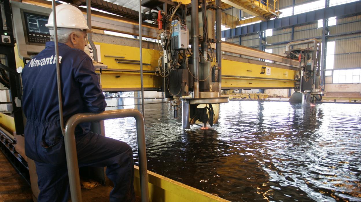 Corte de chapa en los talleres de cabecera. La imagen corresponde a PuertoReal con los petroleros